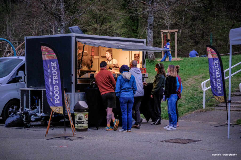 Pause au village de course pendant l’édition 2025