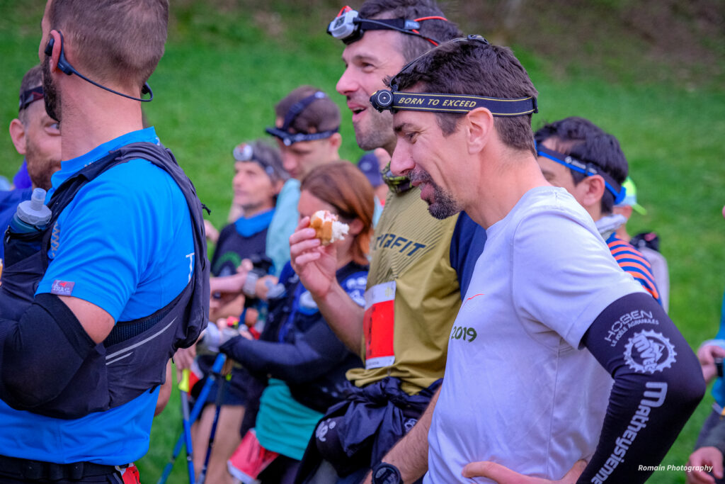 Un moment de récupération entre coureurs en 2025