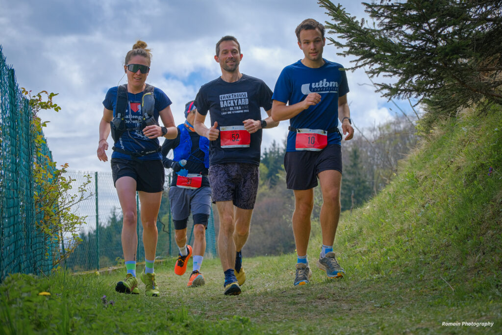 Trois coureurs sur les sentiers de la première édition en 2025