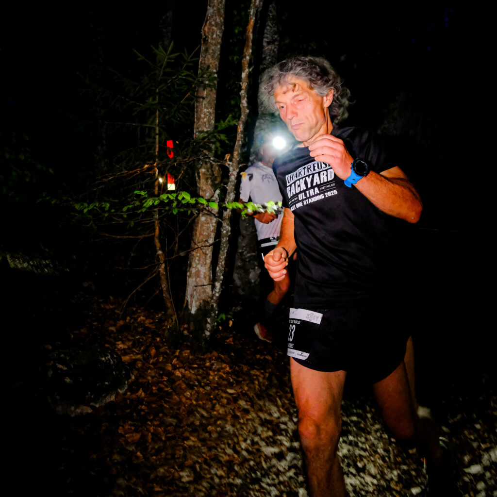 Un coureur progresse de nuit à la frontale en 2026