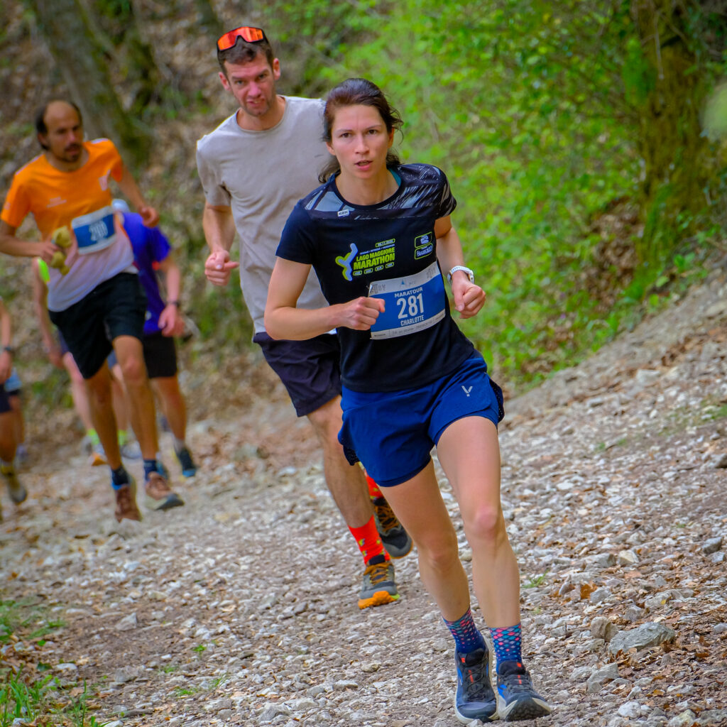 Coureurs sur un sentier en forêt lors des 24 TSV 2026